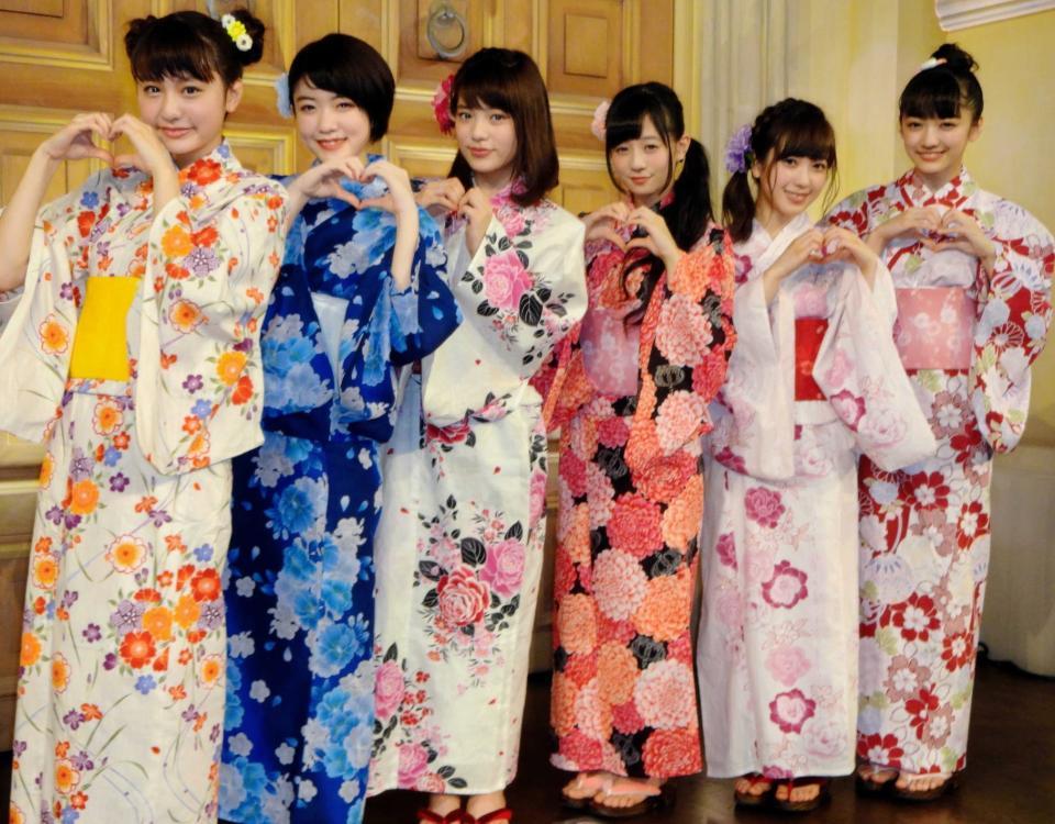 　浴衣姿でポーズを決めるフェアリーズの（左から）林田真尋、野元空、藤田みりあ、伊藤萌々香、井上理香子、下村実生＝ヴィーナスフォート教会広場