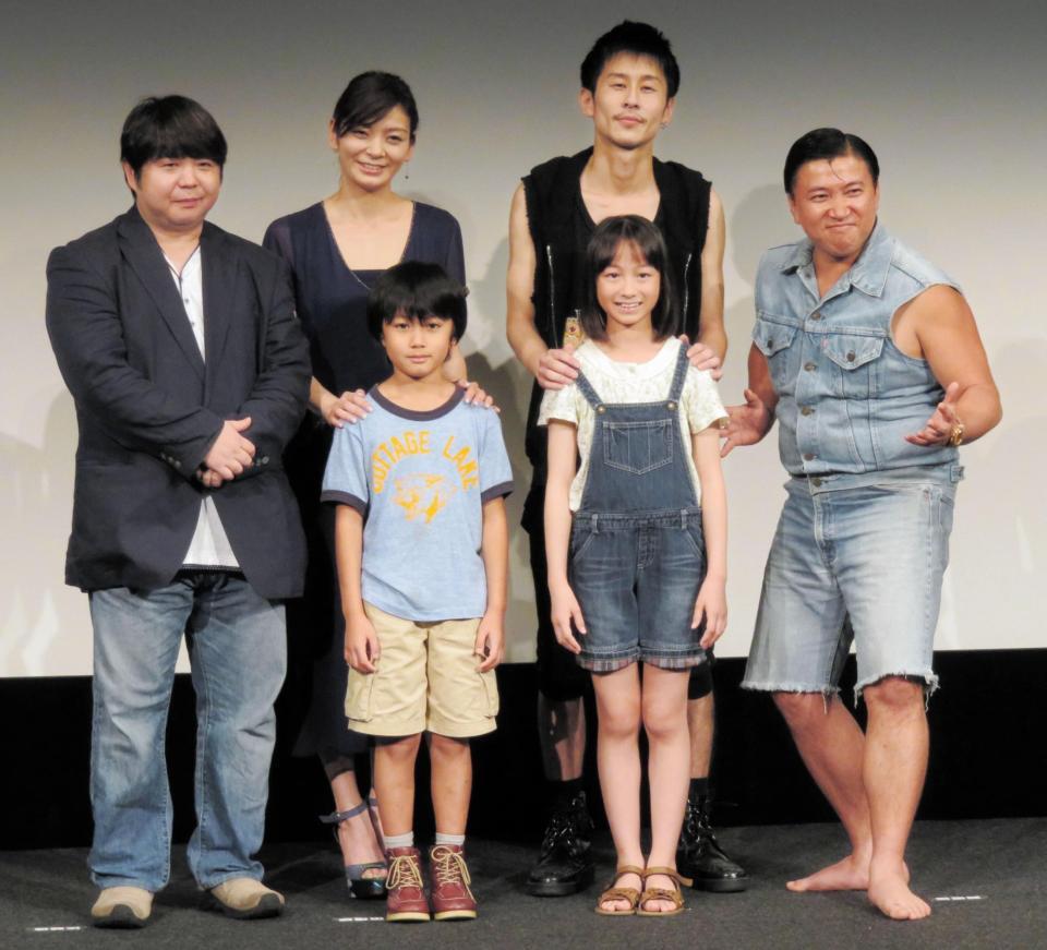 舞台あいさつを行ったスギちん（右端）、田畑智子（左から２人目）ら出演者＝埼玉県川口市
