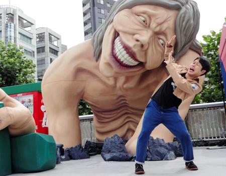 　巨人の像に恐れおののく井上裕介＝東京ドームシティ