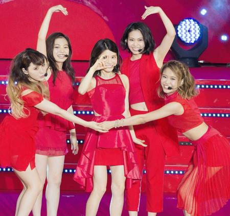 　全員でハートマークを作る９ｎｉｎｅの（左から）佐武宇綺、村田寛奈、 川島海荷、西脇彩華、吉井香奈恵＝東京・日比谷野外音楽堂