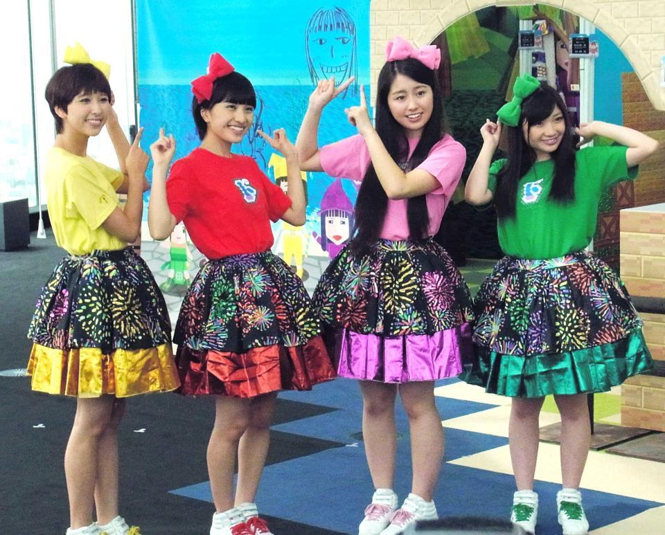 　テープカットした、ももいろクローバーＺの（左から）玉井詩織、百田夏菜子、佐々木彩夏、有安杏果（中央のイラストは百田が描いた高城れにの顔）＝東京・六本木