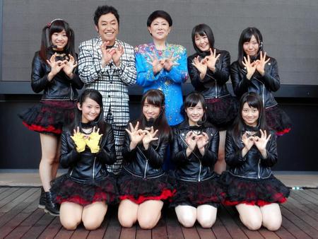 Ｋｉｎ♡Ｇｉｎ♡Ｐｅａｒｌｓのデビューイベントにサプライズ登場した美川憲一（右から３人目）とコロッケ（同４人目）＝東京ドームシティ　ラクーアガーデン