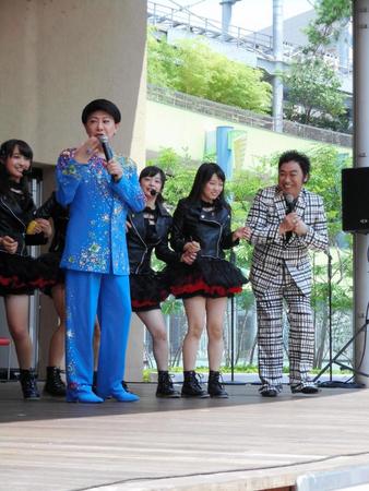 Ｋｉｎ♡Ｇｉｎ♡Ｐｅａｒｌｓのデビューイベントにサプライズ登場した美川憲一（左から２人目）＝東京ドームシティ　ラクーアガーデン