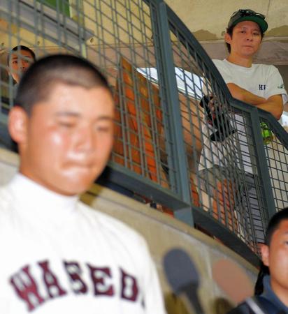 試合後取材を受ける早実・清宮を見つめるアンジャッシュ・渡部建（右上）＝八王子市民球場（撮影・堀内翔）