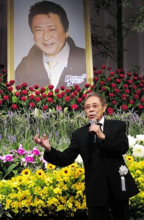 弟の大野拓克さんの遺影の前であいさつする北島三郎＝東京・西新宿