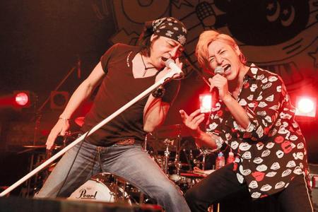 ステージ初共演でファン１０００人を沸かせたつるの剛士（右）と世良公則＝東京・Ｚｅｐｐ　ＤｉｖｅｒＣｉｔｙ