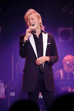 名曲カバーを続々と披露したつるの剛士＝東京・Ｚｅｐｐ　ＤｉｖｅｒＣｉｔｙ