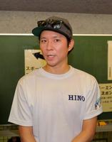 早実・清宮のついて語る日野高校ＯＢのアンジャッシュ・渡部建＝八王子市民球場（撮影・堀内翔）