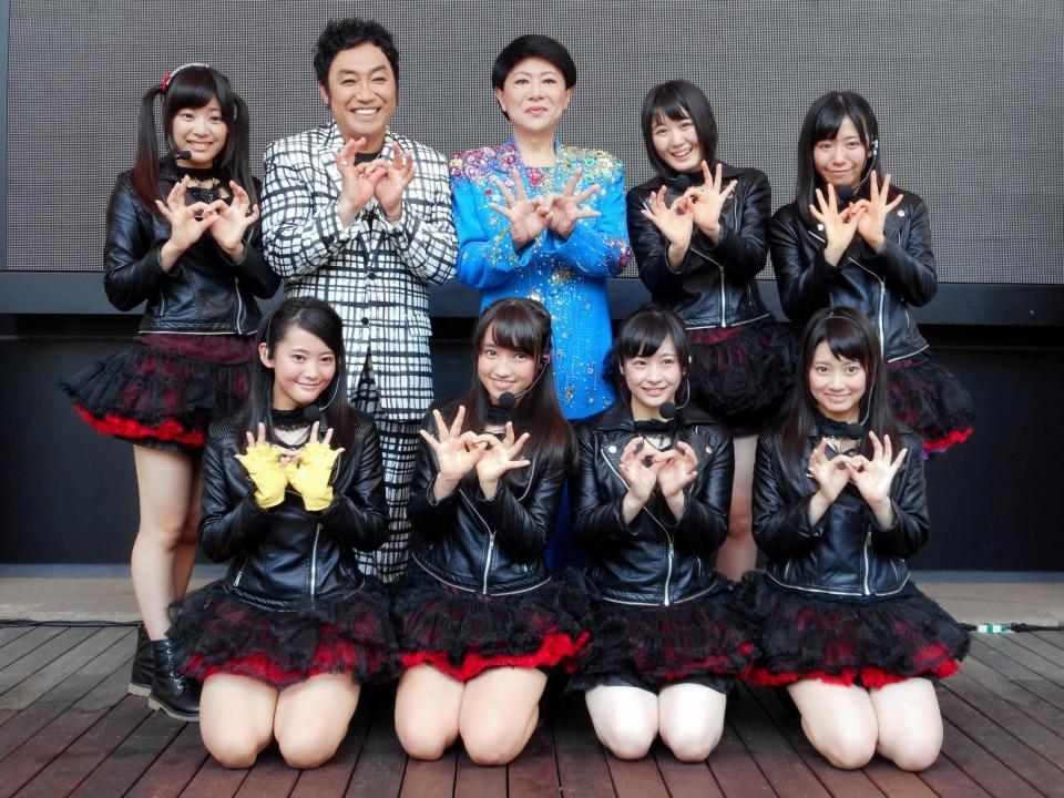 Ｋｉｎ♡Ｇｉｎ♡Ｐｅａｒｌｓのデビューイベントにサプライズ登場した美川憲一（右から３人目）とコロッケ（同４人目）＝東京ドームシティ　ラクーアガーデン