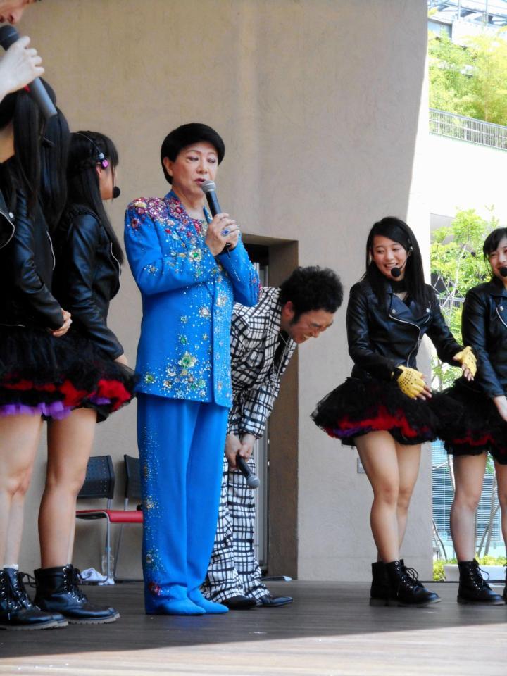 Ｋｉｎ♡Ｇｉｎ♡Ｐｅａｒｌｓのデビューイベントにサプライズ登場した美川憲一（左から３人目）＝東京ドームシティ　ラクーアガーデン