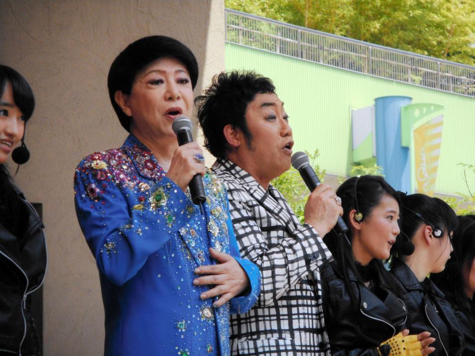 Ｋｉｎ♡Ｇｉｎ♡Ｐｅａｒｌｓのデビューイベントにサプライズ登場した美川憲一とコロッケ＝東京ドームシティ　ラクーアガーデン