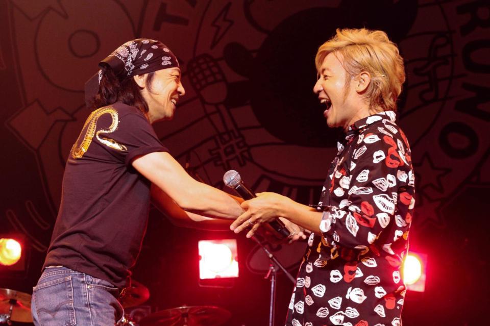 ステージ初共演でファン１０００人を沸かせたつるの剛士（右）と世良公則＝東京・Ｚｅｐｐ　ＤｉｖｅｒＣｉｔｙ