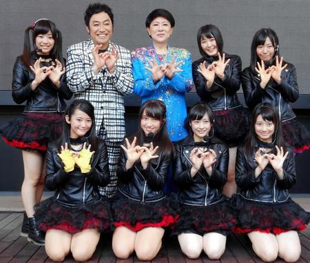 　Ｋｉｎ　Ｇｉｎ　Ｐｅａｒｌｓのデビューイベントにサプライズ登場した美川憲一（後列中央）とプロデュースしたコロッケ（同左から２人目）＝東京ドームシティ　ラクーアガーデン