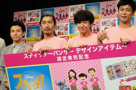 芥川賞を受賞をした又吉直樹について語った綾部祐二（左端）と同居人の向井慧（左から３人目）＝東京・渋谷