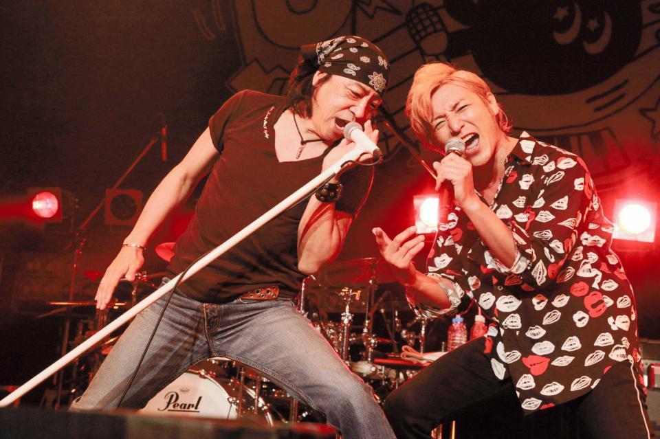 　ステージ初共演でファン１０００人を沸かせたつるの剛士（右）と世良公則＝東京・Ｚｅｐｐ　ＤｉｖｅｒＣｉｔｙ