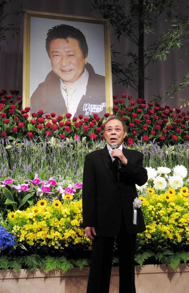 　弟・大野拓克さんの遺影の前であいさつする北島三郎＝東京・西新宿