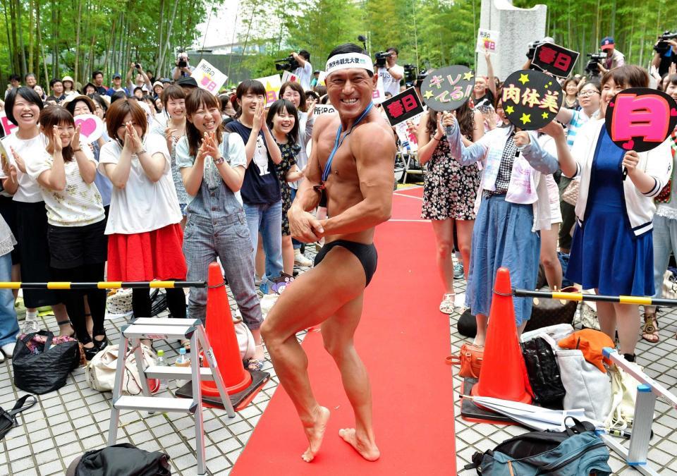 　女性ファンの前で自慢の肉体美を披露するオードリー・春日俊彰（中央）＝撮影・園田高夫