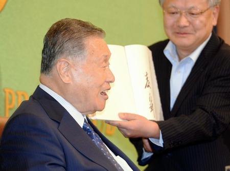 直筆の色紙を披露し笑顔の森喜朗元首相＝東京・日本記者クラブ（撮影・開出牧）