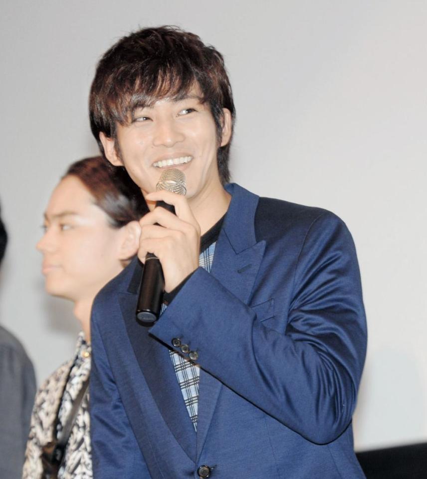 舞台あいさつをトークで盛り上げる松坂桃李＝東京都内