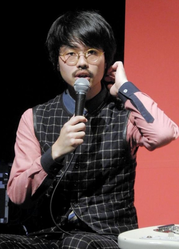 発足記念パーティーに出席し、ライブを行ったＯＫＡＭＯＴＯ’Ｓのハマ・オカモト＝東京・恵比寿