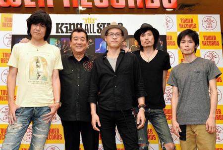 　ＴＨＥ　Ｋｉｎｇ　ＡＬＬ　ＳＴＡＲＳの（左から）古市コータロー、加山雄三、武藤昭平、ウエノコウジ、山本健太＝東京・タワーレコード渋谷店（撮影・佐々木彰尚）