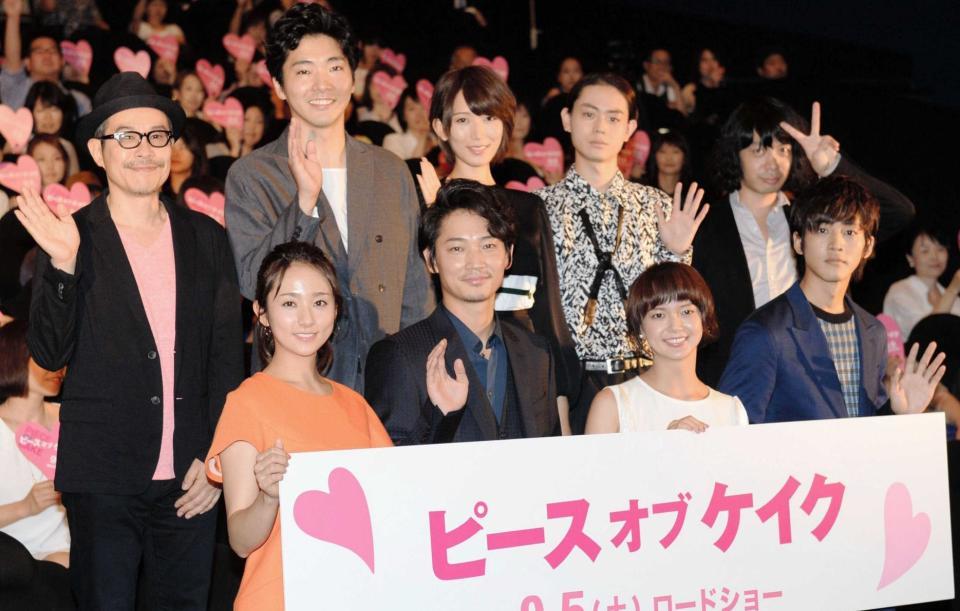 　舞台あいさつに登場した（前列左から）木村文乃、綾野剛、多部未華子、松坂桃李、（後列左から）田口トモロヲ監督、柄本佑、光宗薫、菅田将暉、峯田和伸＝東京・新宿バルト９（撮影・開出牧）