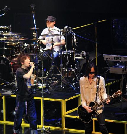 ＴＥＴＳＵＹＡ（前方左）のライブに登場した初代ラルクメンバーのｈｉｒｏ（前方右）とｐｅｒｏ（後方）＝大阪・なんばＨａｔｃｈ