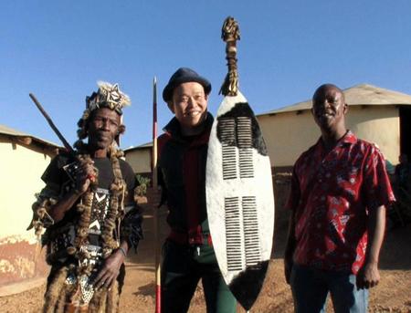 　南アフリカ最大の先住民族ズールー族の村を訪ねた千原せいじ（中央）