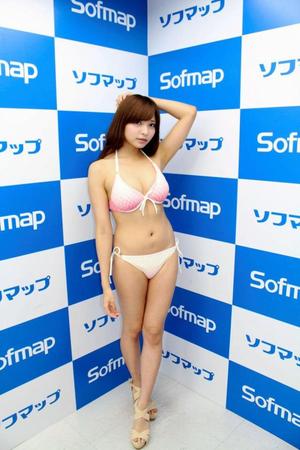 Ｆ乳をあらわにした西谷麻糸呂＝東京・秋葉原のソフマップアミューズメント館
