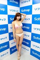 Ｆ乳をあらわにした西谷麻糸呂＝東京・秋葉原のソフマップアミューズメント館