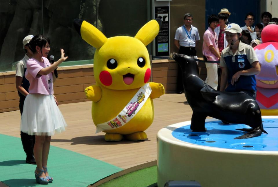 ポケモンとアシカショーを楽しむ中川翔子（左）＝東京・サンシャイン水族館