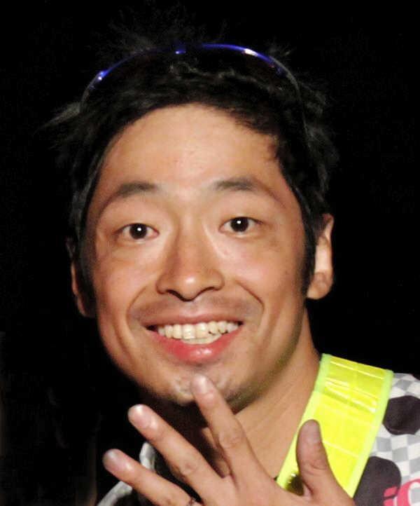 よゐこ有野から自転車補助輪を贈られた団長安田