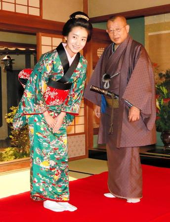 　取材に応じる波瑠（左）と笑福亭鶴瓶＝ＮＨＫ大阪放送局（撮影・石湯恒介）