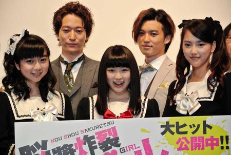 　舞台あいさつした（前列左から）上白石萌歌、柏木ひなた、竹富聖花