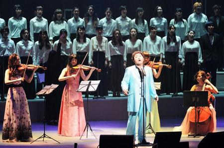 生演奏に合わせて「千の風になって」を熱唱するコロッケ＝東京・ＮＨＫホール（撮影・村中拓久）