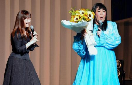 サプライズで登場した岩崎宏美（左）から花束を贈られたコロッケ（撮影・村中拓久）