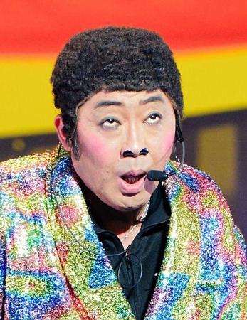 北島三郎をまねるコロッケ＝東京・ＮＨＫホール（撮影・村中拓久）