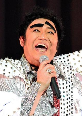 郷ひろみをまねるコロッケ＝東京・ＮＨＫホール（撮影・村中拓久）