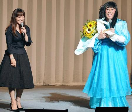 　サプライズで登場した岩崎宏美（左）から花束を贈られたコロッケ＝東京・ＮＨＫホール（撮影・村中拓久）