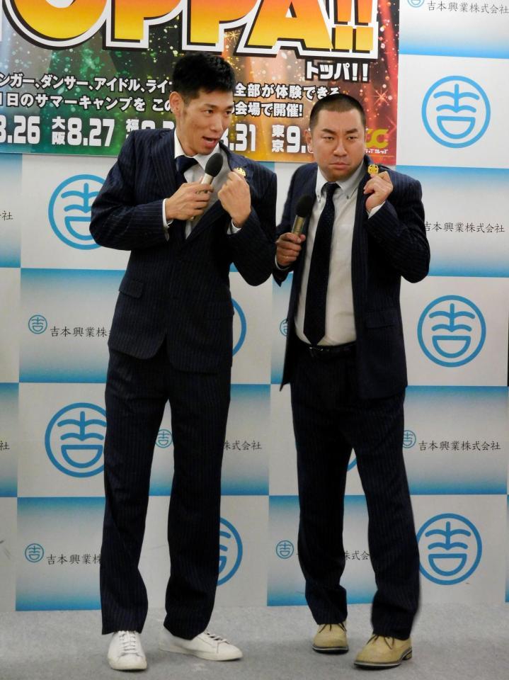 記者会見に登場したレイザーラモンのＨＧ（左）とＲＧ＝東京・新宿
