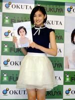 初写真集に笑顔を見せる佐々木莉佳子＝福家書店新宿サブナード店