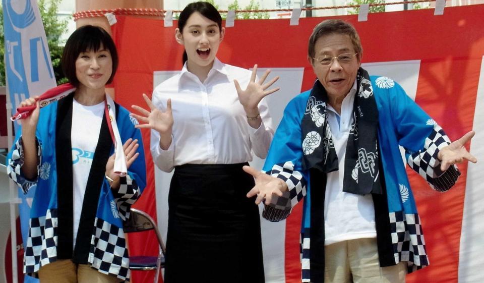 　会見した（左から）水町レイコ、早見あかり、北島三郎＝東京・八王子の横山町公園