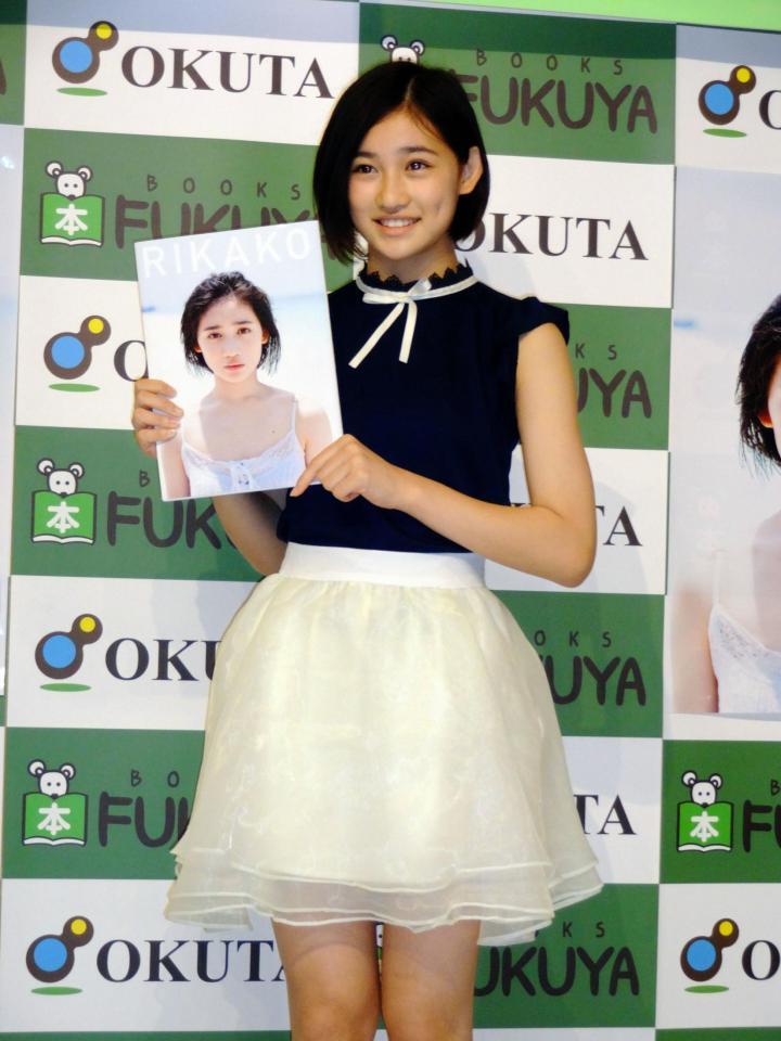 初写真集に笑顔を見せる佐々木莉佳子＝福家書店新宿サブナード店