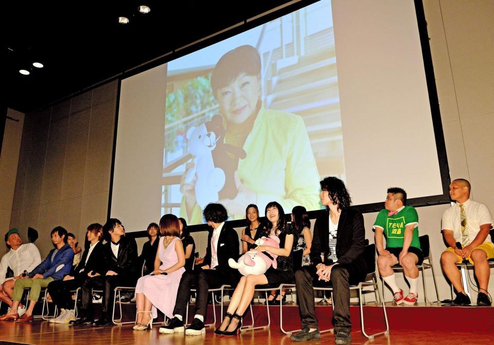 会見で公開された大山のぶ代のコメントを聞く（前列右から）Ｂｉｌｌｙ、神田沙也加、松崎史也、山田菜々、横浜流星、鈴木拡樹、いしだ壱成、川島邦裕＝東京・ベルサール渋谷ガーデン（撮影・吉澤敬太）