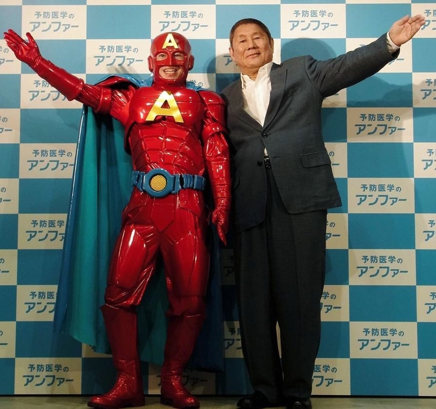 ＣＭでも共演したビートたけし（右）とアンファーマン＝東京・赤坂