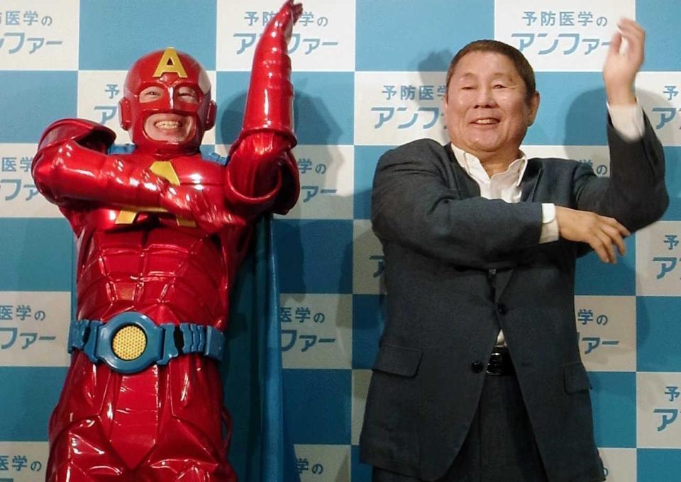 　ＣＭでも披露しているパラパラを踊るビートたけし（右）とアンファーマン＝東京・赤坂