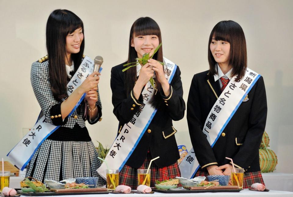 新潟の名産品を食レポするＮＧＴ４８の（左から）北原里英、荻野由佳、西潟茉莉奈＝東京・表参道