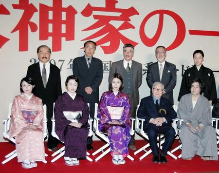 リメークされた映画「犬神家の一族」の制作会見に臨む加藤武さん（後列左端）＝２００６年