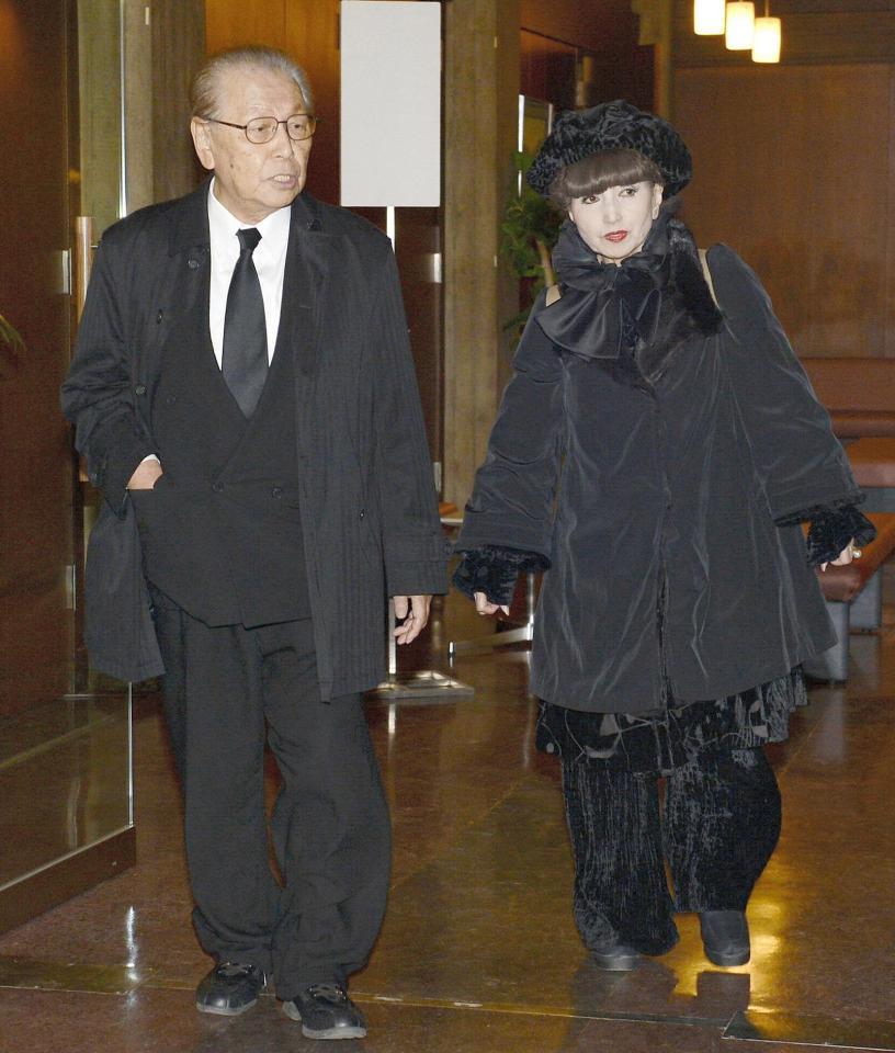 小沢昭一さん通夜で弔問に訪れた加藤武さん（左）と黒柳徹子＝２０１２年