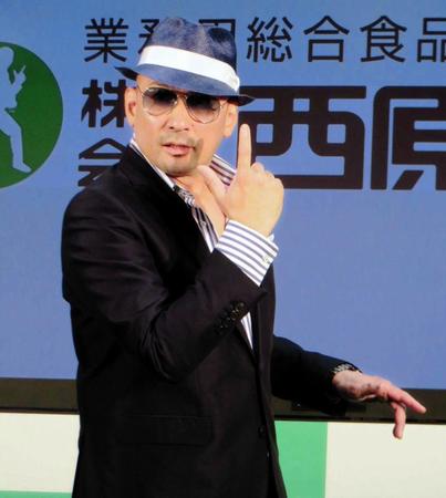 「イイネ！」ポーズを決めるＣＫＢの横山剣。古巣クールスへの思いもホットだ